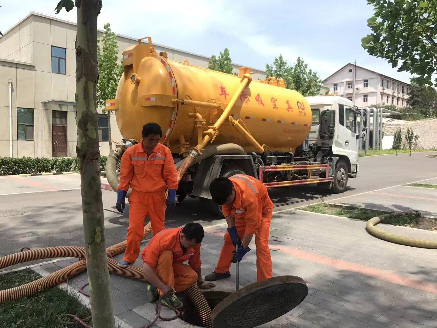 和田市管道疏通车停在窨井附近