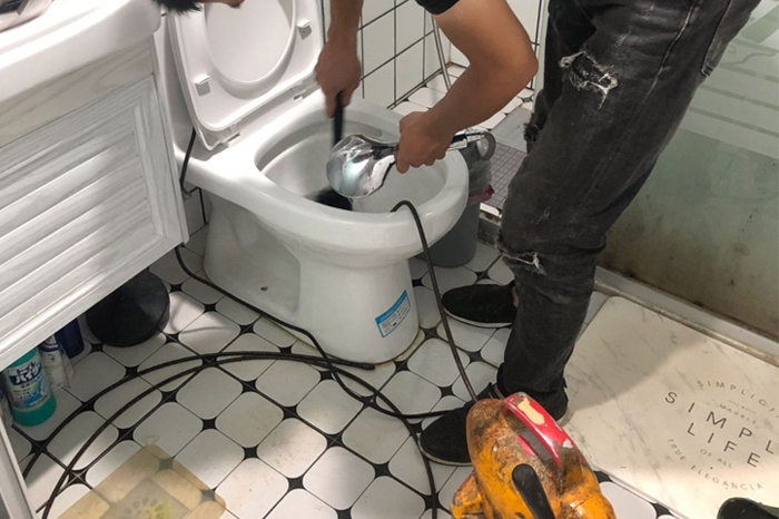 和田市马桶堵塞自己疏通还是找师傅？专业上门服务让你省时更省心